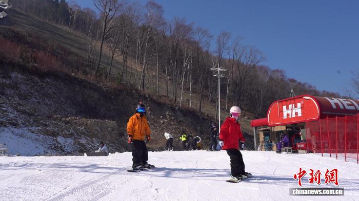 吉林北大湖雪场迎新雪季首滑，主干雪道升级为