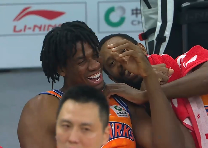 怀特塞德掀翻广东内线，杜锋无奈想念徐昕