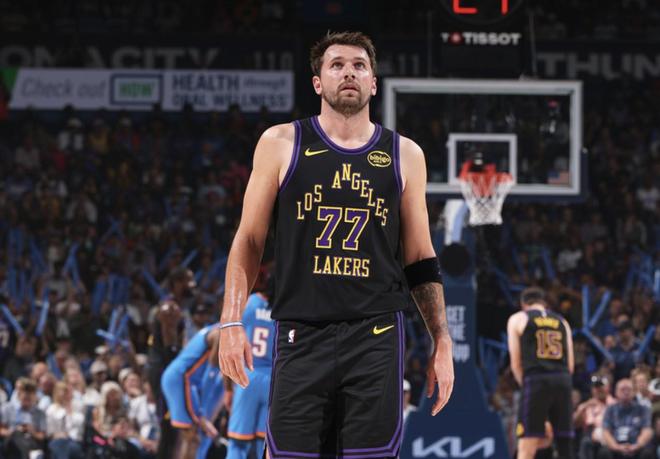 东契奇第三节受伤离场 需核磁共振检查