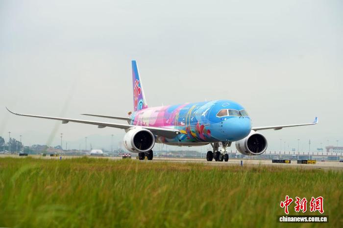 粤港澳全运会首架C919以十五运会主题彩绘首航广