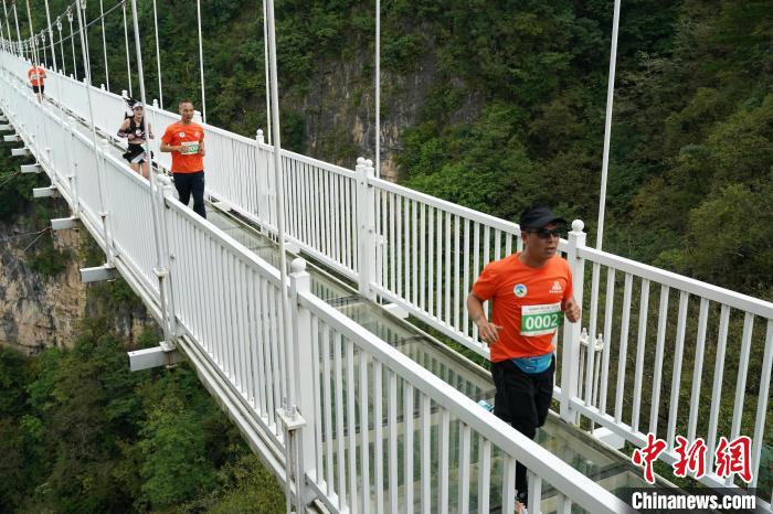 陕西省群众登山排名赛塔云山站盛大开幕 千余名