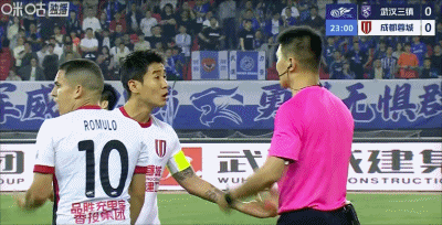 韦世豪赛后与裁判激烈交涉 中超焦点战武汉三镇