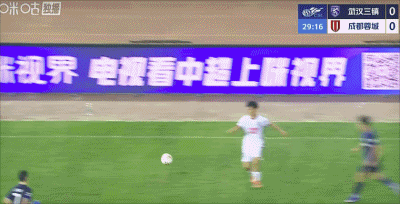 韦世豪赛后与裁判激烈交涉 中超焦点战武汉三镇