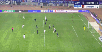 韦世豪赛后与裁判激烈交涉 中超焦点战武汉三镇